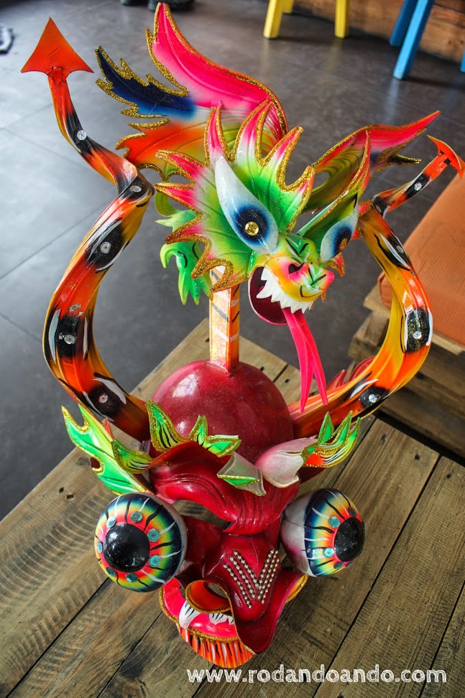 Mascaras típicas del ancestral Perú decoran las mesas. Se nota un parecido con los dragones chinos...