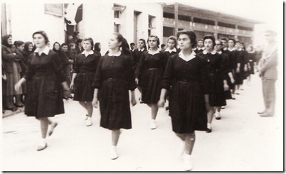 Παρέλαση στο  Αλωνάκι , στο βάθος  αριστερά το Νακαίϊκο γιαπί  ακόμα .Από αριστερά Μαρία Δάρρα , Νταρομαρία, Ελένη Καραμπέτσου και Μαρία  Μποβιάτση.β'σειρα Πανώρια  Μολογιάννη , Κατίνα  Μποβιάτση Μιμίκα  Καραμήτσου