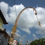 Strassenschmuck in Denpasar zum höchsten Feiertag des Balinesischen Hinduismus