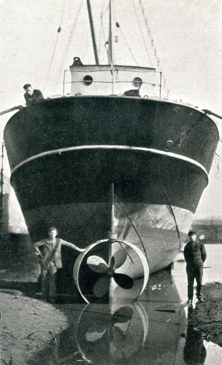 El sistema de palas del timón en forma de tobera. Fig. 8 de la revista The Shipbuilder. Junio de 1921.jpg