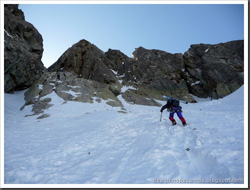 Corredor Gigolo 240m 65º IV (Cambre d'Aze 2750m, Cerdanya, Pirineos) (Omar) 0968