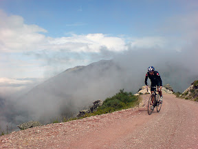 La subida a Trobaniello es una pista de tierra de 14 km, que empieza en Bueida (Quirós) y acaba en el Puerto Ventana. Solo está asfaltada en los tramos más duros.