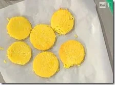 Millefoglie di riso giallo con lavarello affumicato e salsa