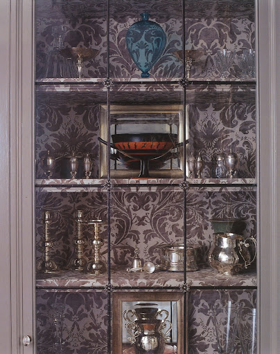 The inside is lined with a continuous folding piece of Fortuny fabric. I mean, what else can be said but it is just gorgeous. The inside is lined with a continuous folding piece of Fortuny fabric. I mean, what else can be said but it is just gorgeous.