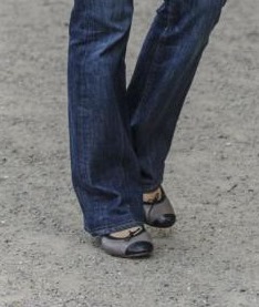 [1157276-crown-princess-mary-of-denmark-handed-620x0-1%255B3%255D.jpg]