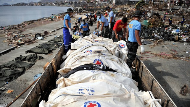 Corpses are collected and loaded on trucks to be taken to mass graves in typhoon-ravaged Tacloban city in the Philippines on 16 November 2013. Photo: CNN