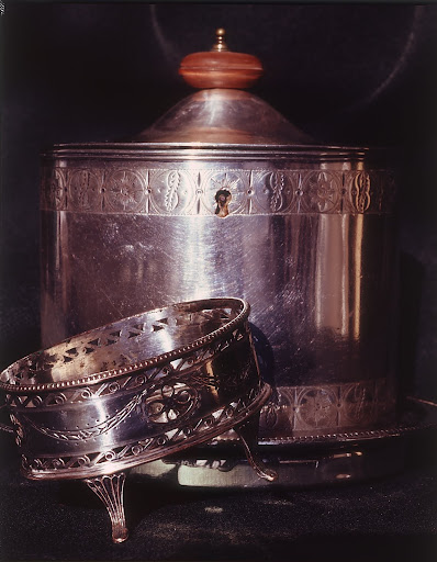 A wooden-knobbed tea caddy.