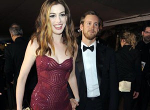 Anne Hathaway-t utálja a vőlegénye