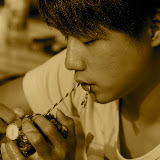 Shanghai - Marché poisson - Jeune homme au crabe sepia