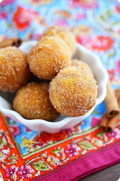 Baked Apple Cider Donut Holes – Buttery, soft apple cider donut holes with cinnamon sugar. They taste just like warm donuts! | thecomfortofcooking.com