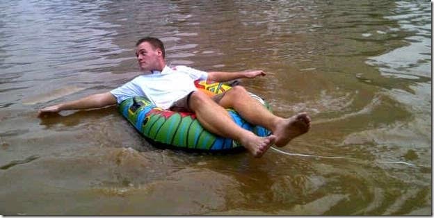 bule-renang-saat-banjir