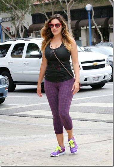 kelly_brook_leaving_the_gym_in_west_hollywood_71414_vOQYHP3y_sized