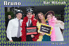 Fotos do evento Bruno - 18.12.11. Foto numero 08 da Social Click Fotografia Digital, do Rio de Janeiro, RJ, que faz fotos divertidas, fotos malucas, fotos com fantasias, fotos na hora, fotografia maluca, fotografia divertida com molduras personalizadas. fotos divertidas malucas foto maluca animadas animado rj rio de janeiro divertida fantasia animada noivas montagem social fotojornalismo casamento