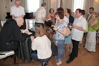 Sala Biała, o. Leon podpisuje swoje książki (01.05.2012)