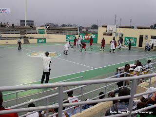 Le public sur les gradins du terrain de basketball ce 12/06/2011 au stade des martyrs de Kinshasa, lors d’un match du Championnat de la ligue provincial de basketball de Kinshasa. Radio Okapi/ John Bompengo