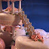 Detalle torta satélite con forma de corazón, broderí y pasacinta lateral de azúcar, escaleras adornadas.