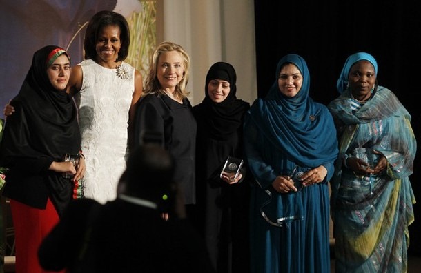 [mo%2520hil%2520and%2520ladies%2520of%2520the%2520hood%255B3%255D.jpg]