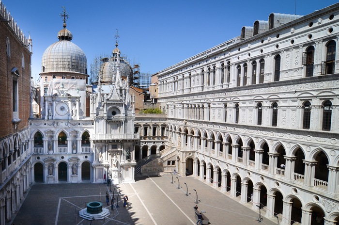 [doge%2520palace%2520courtyard%255B2%255D.jpg]