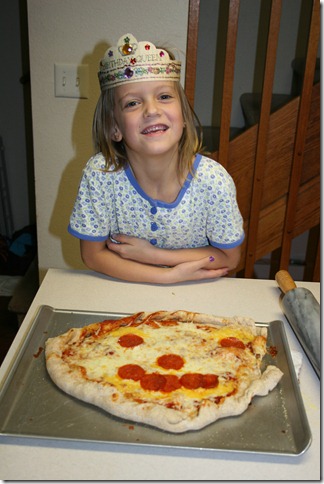 2012-12-21 Princess Kahlen and her pizza (2)