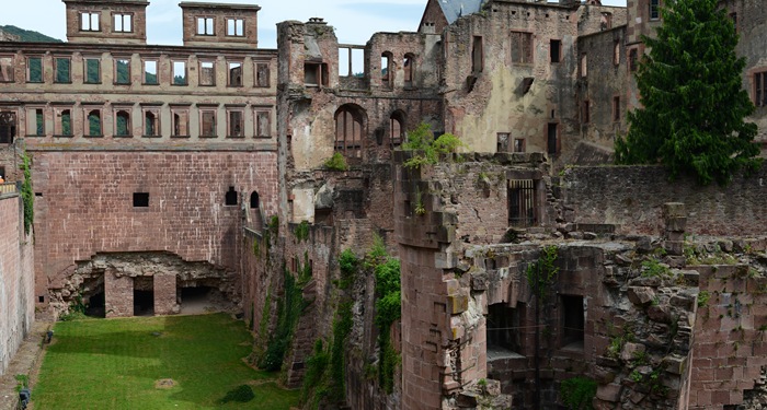 [castlepano2.jpg]