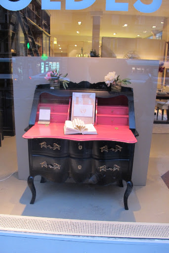 This flip-top desk has the perfect Pepto Bismol pink interior. Tres chic! This flip-top desk has the perfect Pepto Bismol pink interior. Tres chic!