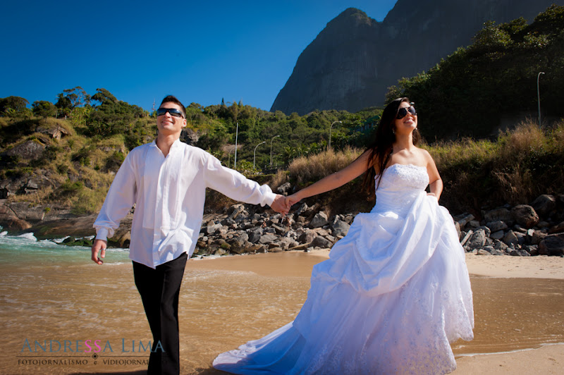 Fotos de Trash The Drass Caroline e Gabriel. Foto numero 29 do estudio L&D Producoes, do Rio de Janeiro, RJ. Andressa Lima e equipe fazem fotos de casamento (fotografias de casamentos), fotos de making-of (making of de noiva), fotos de eventos sociais, fotos de casal (ensaios fotograficos de e-session), videos de casamento (filmagem de casamentos), videos de making-of e videos de eventos sociais. Fotojornalismo e videojornalismo no Rio de Janeiro, RJ. Trash The Drass Caroline e Gabriel Praia de São Conrado fotos casamento rio janeiro fotografias casal rj foto eventos noiva ensaio fotografico doces penteado noivas vestido book modelos site fotografos