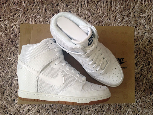 white nike sky hi