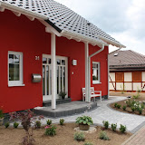 Hausbau - Garten bepflanzt