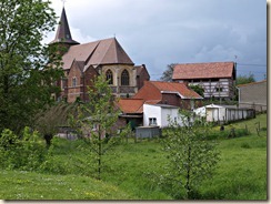 Berlingen, van op Rullingen: zicht op kerk en vakwerkhuis in renovatie