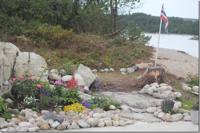 stenbed med flagg