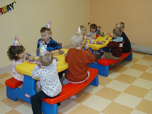 Niños comiendo galletas