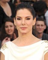 sandra-bullock-oscars-2012-red-carpet-03