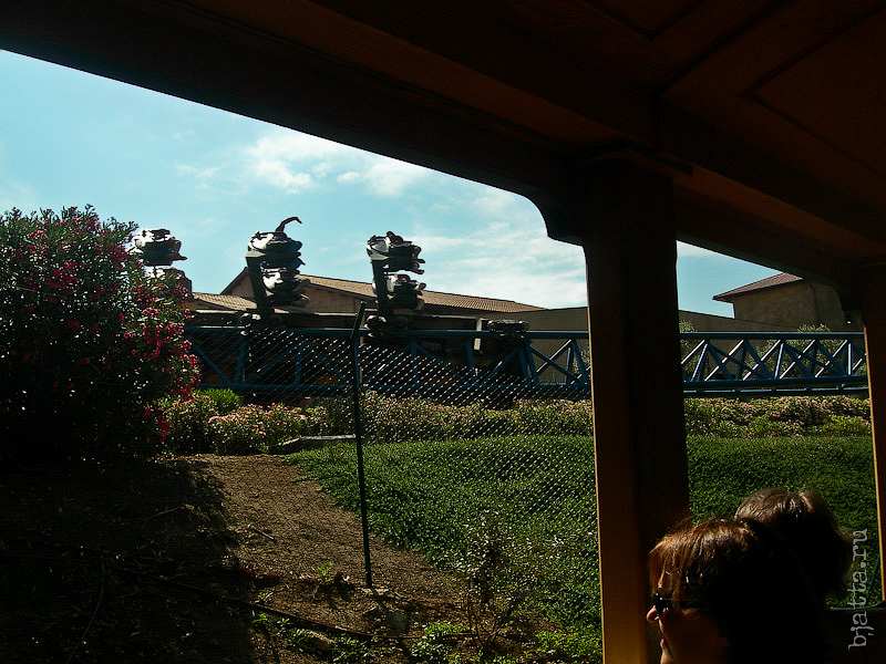 45. Порт Авентура. Port Aventura. Salou. Costa Dorada. Spain. В момент отправления мимо нас проносятся вопли и люди с Furius Baco. 45. Порт Авентура. Port Aventura. Salou. Costa Dorada. Spain. В момент отправления мимо нас проносятся вопли и люди с Furius Baco.
