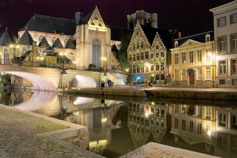 Korenlei nocą Ghent_canal,_night.jpg