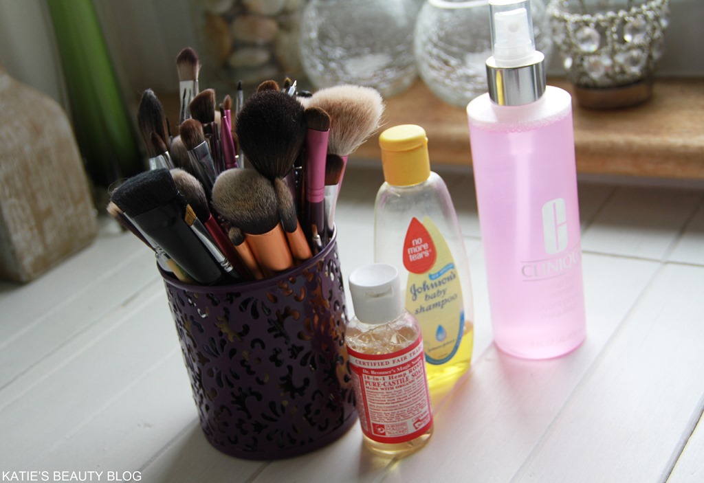 [how-to-wawsh-makeup-brushes4.jpg]