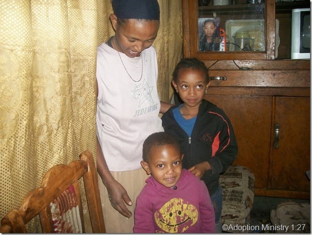 MK-0011 - Seada & her children - 2 MK-0011 - Seada & her children - 2