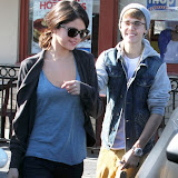 Justin Bieber and Selena Gomez Leaving IHOP