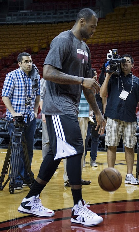 James Breaks Out New LeBron X PS Elite Home PE at Practice James Breaks Out New LeBron X PS Elite Home PE at Practice