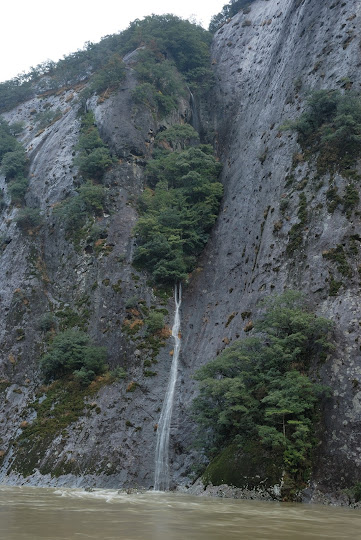 一枚岩と陰陽の滝