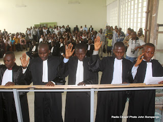 Prestation de serment des avocats stagiaires de barreau de la Gombe le 27/09/2011 au palais de justice à Kinshasa. Radio Okapi/ Ph. John Bompengo