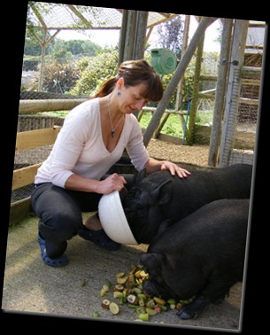 Serena feeding Miniature Pigs DSCF4186