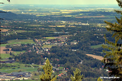 Východně (vpravo) od Ondřejníku se naskýtá pohled na údolí Čeladné. Postupně vidíme  golfové hřiště, Čeladnou. Dále vpravo tovární komín Ostravice, Frýdlant, vlevo Frýdek Místek a úplně vzadu komíny v Ostravě.