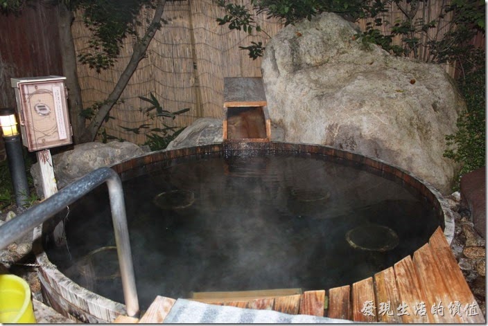 日本北九州-由布院-彩岳館-露天家庭湯屋。雖然湯屋屬於家庭池，但泡湯的時候還是可以聽到隔壁湯屋的聲音，因為紙隔著圍籬，所以不建議在這裡作什麼不當的活動，免得引起側目。