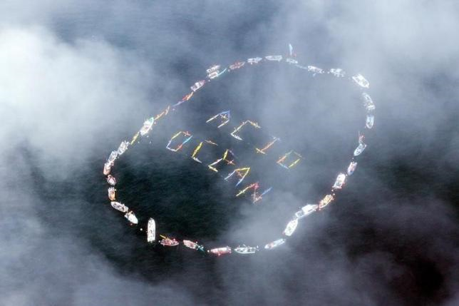 Commercial fishermen and other mariners form the words 'Acid Ocean' during an event held to spread the message of saving the oceans from acidification caused by fossil fuel emissions, in Homer, Alaska, in this file photo taken on 6 September 2009. Photo: Lou Dematteis / Reuters