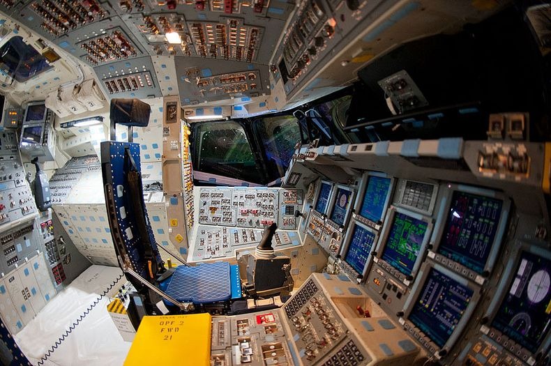 endeavour-flight-deck-12