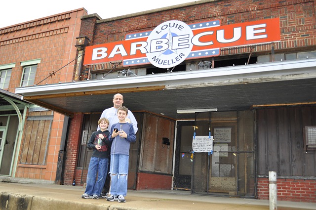 [louie%2520muellers%2520bbq%255B4%255D.jpg]