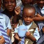 Der süße Uji-Trinkbrei macht gute Laune und hilft den Kindern © Foto: Asante e.V.