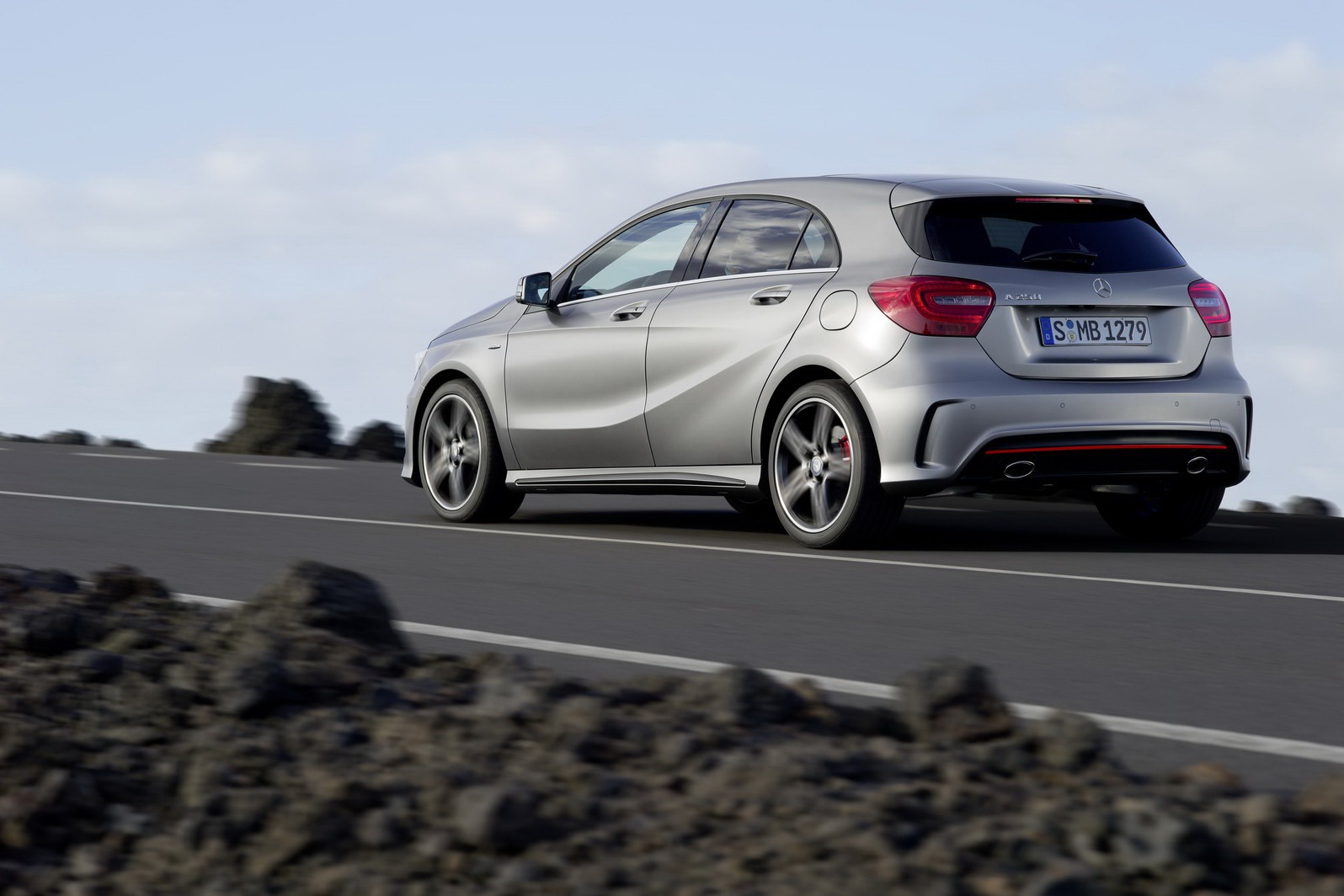 2012-Mercedes-Benz-A-Class-17[2].jpg