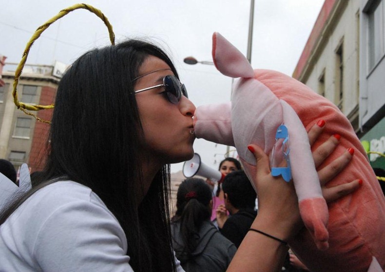 kissing-protest-8 kissing-protest-8