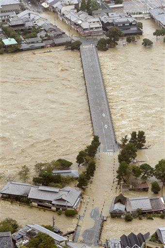 Aerial view of the Togetsukyo Bridge just above the Katsura River as the river flooded by torrential rains caused by  powerful Typhoon Man-yi, 16 September 2013. Photo: Associated Press